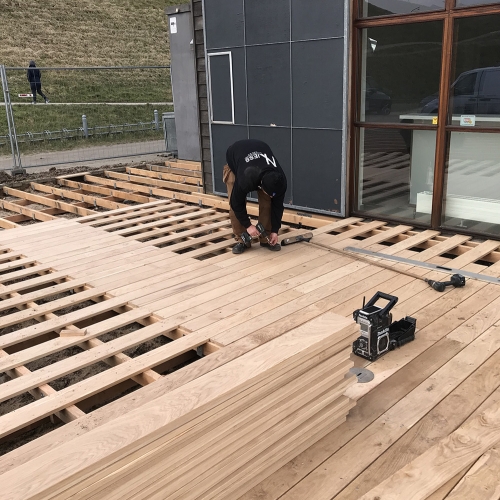 Stor træterrasse i forlængelse af bygning ved Øster Strand