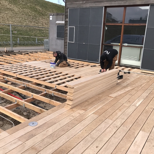 Ny træterrasse opføres på sand ved Øster strand