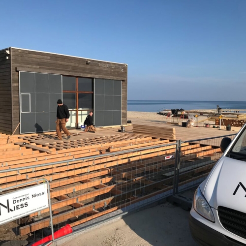 Træterrasse opføres langs bygning på Øster Strand