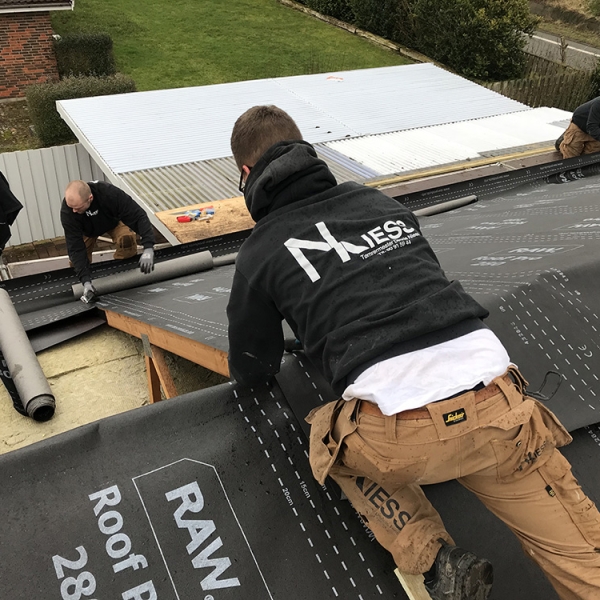 Tømrere renoverer tag på hus på Dalsvinget Fredericia