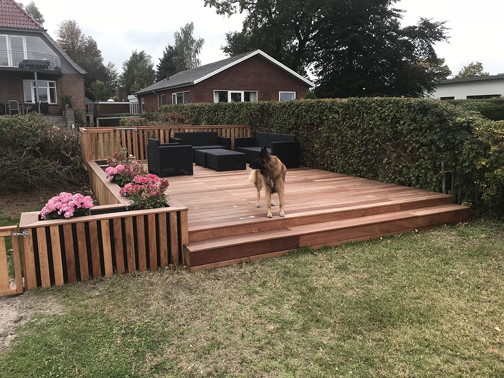 Træterrasse i baghave på græs